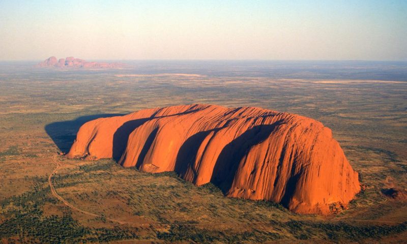 Uluru: ecco l’unica montagna al mondo da non scalare mai