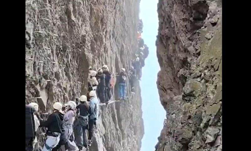 Turisti bloccati sulla parete a Yandang in Cina, ecco le informazioni
